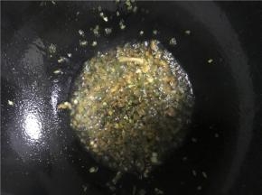 至油温合适后，倒入葱花、蒜、姜末和适量盐翻炒几下，倒入盐和酱油炒至均匀