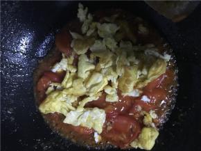 将蕃茄炒至皮略松后，倒入鸡蛋翻炒
