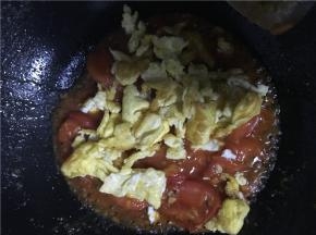 将蕃茄炒至皮略松后，倒入鸡蛋翻炒