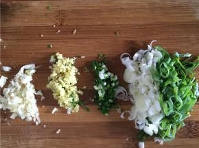 佐料准备：红辣椒切丝、姜切丝、蒜切末、葱切碎（大葱切碎用于炒，小葱切碎最后装盘）