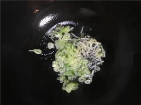 倒入姜丝、葱花（大葱）翻炒出香味
