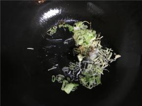 倒入盐和酱油炒至均匀，不宜炒太久（先加入酱油和盐比较容易入味）