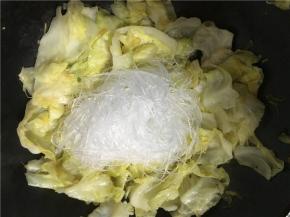 包菜炒差不多倒入粉丝翻炒至包菜和粉丝混合均匀