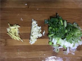 佐料准备：姜切丝、蒜切末、葱切碎