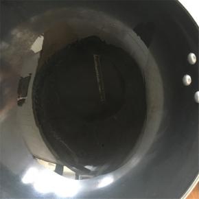 开小火加热，锅中倒入油