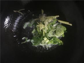 倒入备好的姜丝、葱花、蒜末