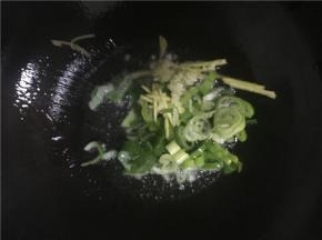 倒入备好的姜丝、葱花、蒜末