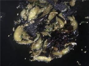 待茄子快炒熟时倒入辣椒酱