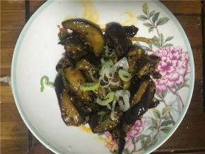 翻炒均匀后盛出，撒上葱花