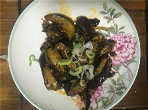 翻炒均匀后盛出，撒上葱花