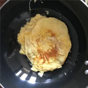 待鸡蛋饼两面金黄后，再把鸡蛋饼炒碎，盛出鸡蛋备用