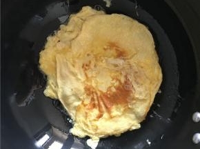 待鸡蛋饼两面金黄后，再把鸡蛋饼炒碎，盛出鸡蛋备用