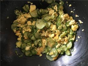 翻炒至8分熟，倒入炒好的鸡蛋，翻炒几下，待黄瓜和鸡蛋混合均匀后，关火出锅，盛出后撒上葱花