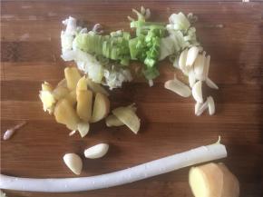 佐料准备：部分葱姜蒜切片，部分切碎