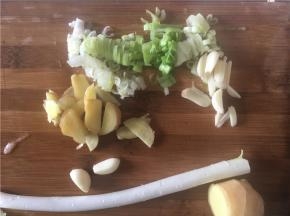 佐料准备：部分葱姜蒜切片，部分切碎