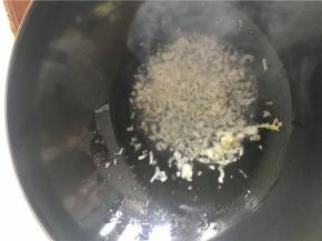 倒入备好的葱花、姜丝、蒜末，再倒少许盐、花椒、酱油