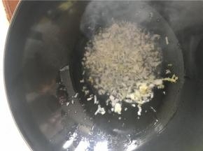 倒入备好的葱花、姜丝、蒜末，再倒少许盐、花椒、酱油