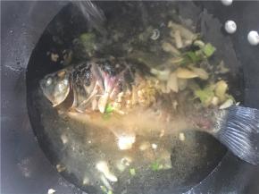 在锅中倒入烧开的水，刚好没过鱼，多加点姜片