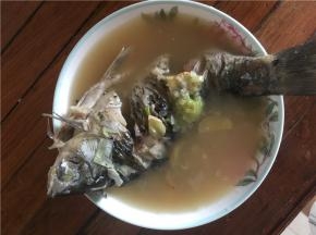 开中火煮鱼，待鱼煮好后盛出