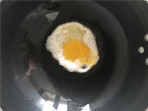 将鸡蛋打入锅中