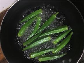 锅中加入冷水，将洗净的秋葵放入锅中，开火煮