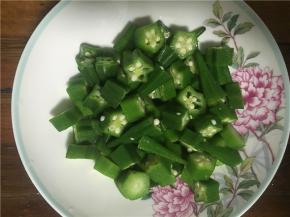 秋葵煮好后捞出，切好备用
