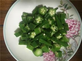 秋葵煮好后捞出，切好备用