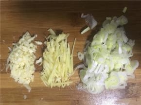 姜切丝，葱蒜切末准备做浇头