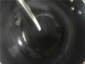 锅中倒入少许油小火加热