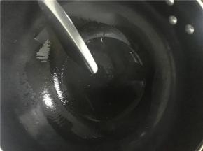 锅中倒入少许油小火加热