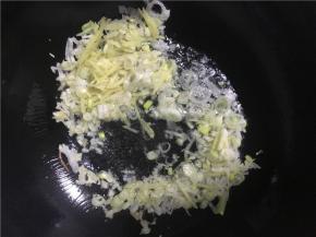 倒入备好的姜丝、葱花、蒜末
