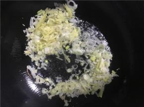 倒入备好的姜丝、葱花、蒜末