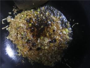 翻炒几下加入盐、酱油、辣椒酱继续翻炒