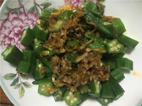 浇头炒好后倒到切好的秋葵上就OK了（吃之前搅拌均匀哦）