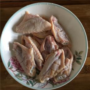 将鸡翅洗净在两侧切口