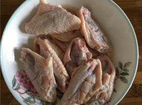 将鸡翅洗净在两侧切口