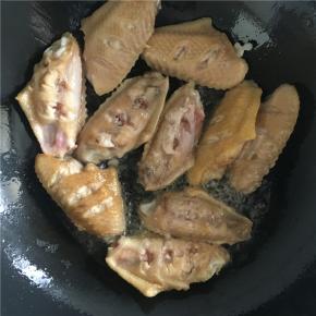 用筷子将鸡翅放入锅中，煎至两面金黄