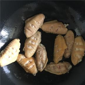 为了不让这道菜太过油腻，将锅中多的油倒到小碗中