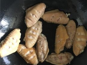 为了不让这道菜太过油腻，将锅中多的油倒到小碗中