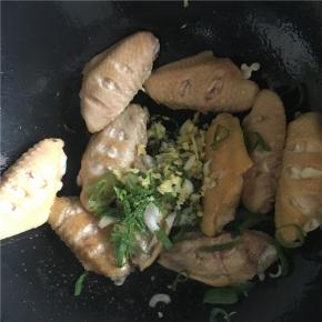 在锅中加入姜末、蒜末、葱花翻炒