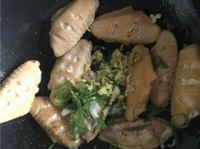 在锅中加入姜末、蒜末、葱花翻炒