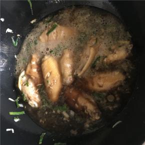 翻炒均匀后，倒入锅中半瓶可乐