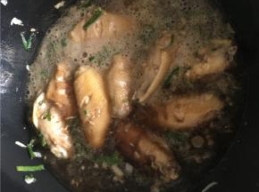 翻炒均匀后，倒入锅中半瓶可乐