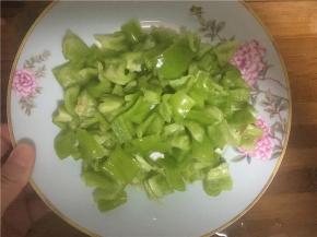 将青辣椒洗净切块，鸡蛋打碗搅拌均匀