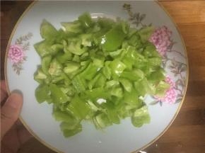 将青辣椒洗净切块，鸡蛋打碗搅拌均匀