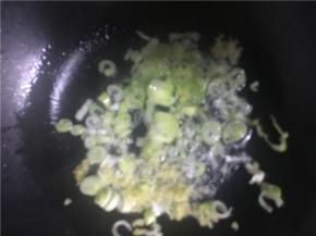 将油入锅，待热后加入姜、葱、蒜，放入少许盐、花椒等佐料