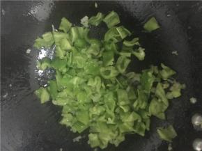 将青辣椒放入锅内翻炒