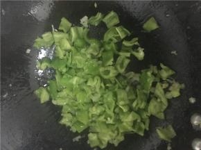 将青辣椒放入锅内翻炒