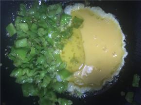 待辣椒炒至8分熟，拨到一边，倒入鸡蛋
