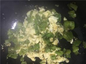 鸡蛋略煎后用铲子切碎，与辣椒一同翻炒